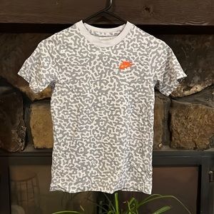 Nike medium boys tee, super graphic & on trend